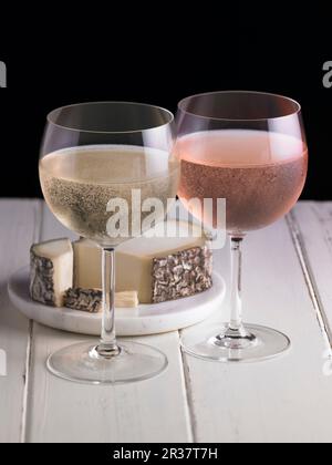 Apfelwein und Roséwein in Gläsern serviert mit Käse Stockfoto