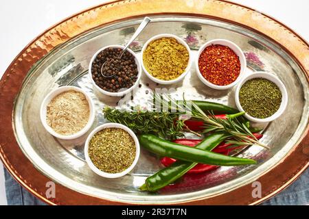 Verschiedene orientalische Gewürze in kleinen Gerichten auf einer Servierplatte Stockfoto