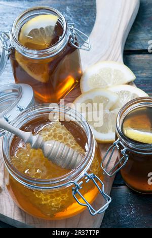 Bio Honig Honig mit Kamm in Mason jar Stockfoto