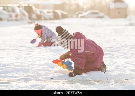 Kinder spielen im Schnee Stockfoto