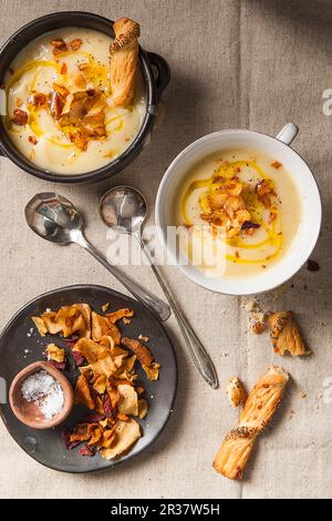 Pastinaken-Sahne-Suppe mit Gemüse-Chips (Draufsicht) Stockfoto
