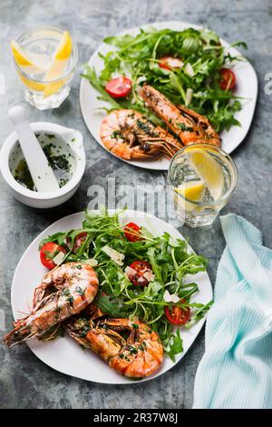 Gebratene Garnelen und Rucola-Salat Stockfoto