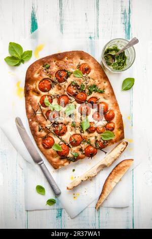 Focaccia mit gereiften Tomaten und Pesto (Draufsicht) Stockfoto