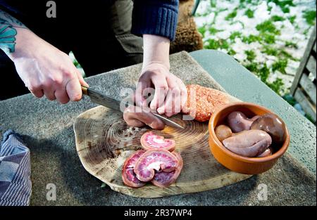 Burger für Camping vorbereiten: Die Nieren schneiden Stockfoto