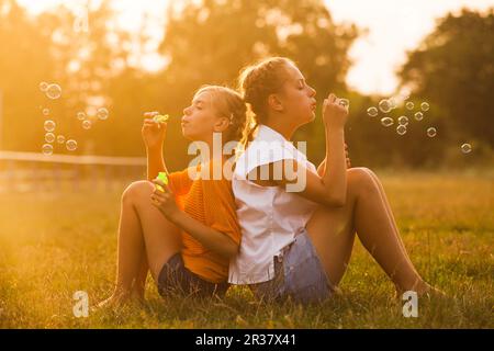 Zwei Mädchen im Teenageralter Stockfoto