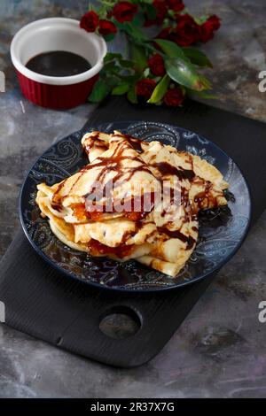 Pfannkuchen mit Orangenmarmelade und Schokoladensoße Stockfoto