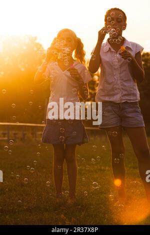 Zwei Mädchen im Teenageralter Stockfoto