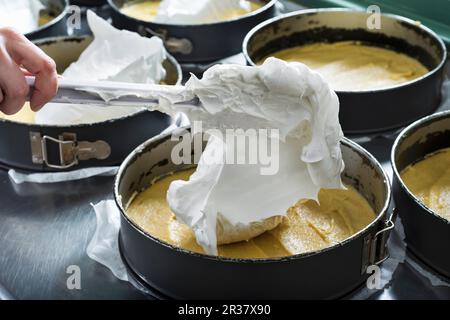 Eiweiß, das in eine Kuchenform geworfen wird Stockfoto