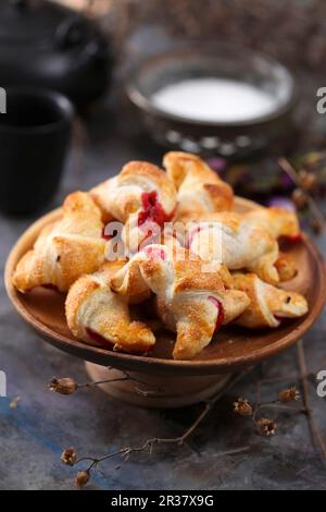 Mit Kirschen gefüllte Mini-Croissants Stockfoto