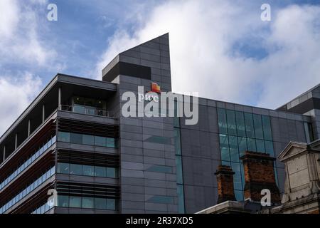 Dublin Docklands, Dublin 1, Irland, 29. März 2023. Price Waterhouse Cooper (PWC) Bürogebäude mit Blick auf den Fluss Liffey Stockfoto