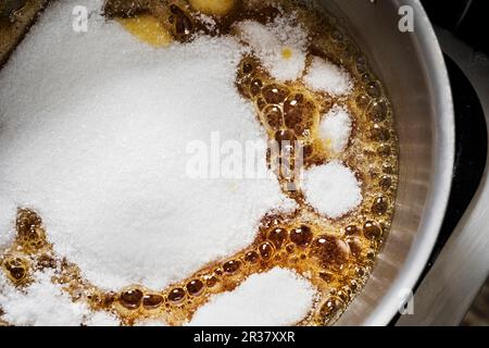 Sirup und Zucker werden gekocht Stockfoto