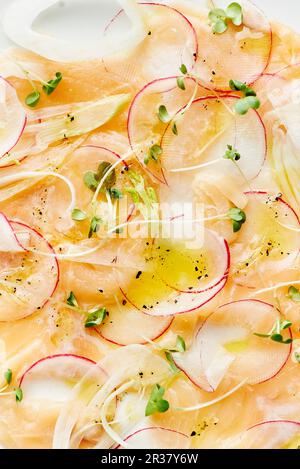 Frisch gefangener Weißfisch-Sashimi mit Frühlingsgemüse Stockfoto