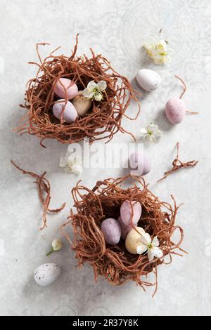 Schokoladen-Osternester aus getrockneten Nudeln Stockfoto