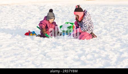 Kinder spielen im Schnee Stockfoto