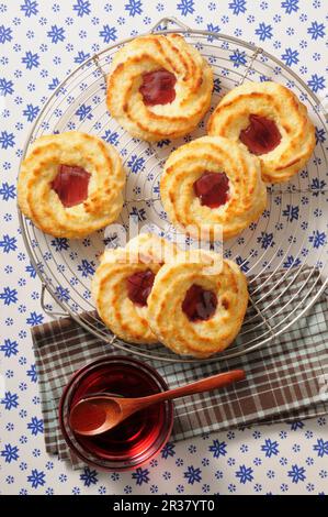 Kokosnuss-Makronen mit rotem Gelee Stockfoto