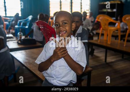 Sehr glückliche Schulkinder in einer Schule, Yanuya Insel, Mamanuca Inseln, Fidschi Stockfoto