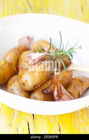 Kartoffeln, gekocht mit Knoblauch und Rosmarin Stockfoto