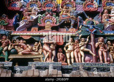 Stuckfiguren im Sarangapani Tempel Rajagopuram das Haupttor hat elf Ebenen und hat eine Höhe von 173 Fuß 53 m in Kumbakonam, Tamil Nadu Stockfoto