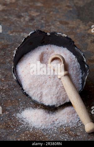 Feines Himalaya-Salz mit einem Holzlöffel in einer Schüssel Stockfoto