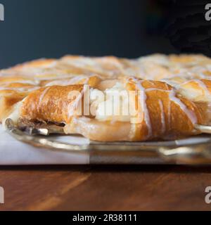 Ein Blätterteig Ring mit Apple, Frischkäse und Karamell Stockfoto