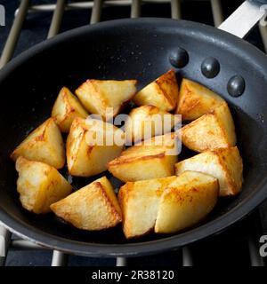 Bratkartoffeln in der Pfanne Stockfoto