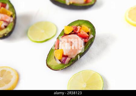 Garnelen-Ceviche serviert in einer halbierten Avocado Stockfoto