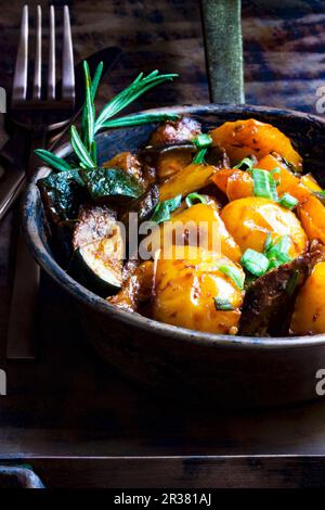 Gemüsegericht mit gelbem Pfeffer, Zucchini und Rosmarin (vegan) Stockfoto