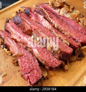 Geschmortes Corned Beef mit Zwiebeln und Knoblauch Stockfoto