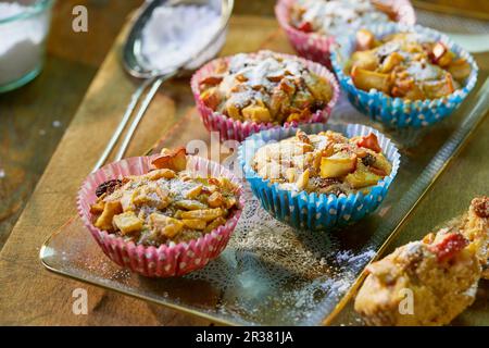 Apfelmuffins mit Rosinen in bunten Papierkartons Stockfoto