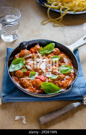 Italienische Fleischbällchen in Tomatensoße, serviert mit Spaghetti Stockfoto