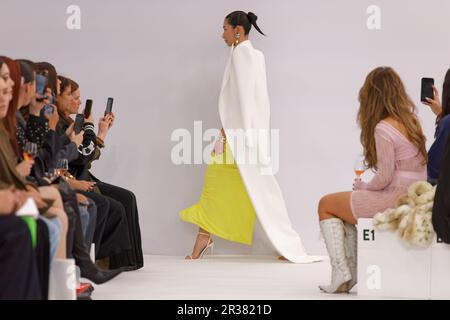 Während DER AFTERPAY Australian Fashion Week 2023 bei Carriageworks am 17. MAI 2023 in Sydney, Au, läuft ein Model während der MARIAM SEDDIQ Show auf der Landebahn Stockfoto