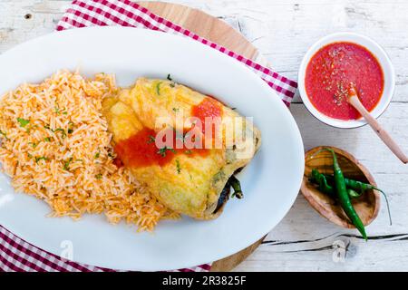 Chile Relleno (gefüllte Paprika mit Tomatensoße und rotem Reis, Mexiko) Stockfoto