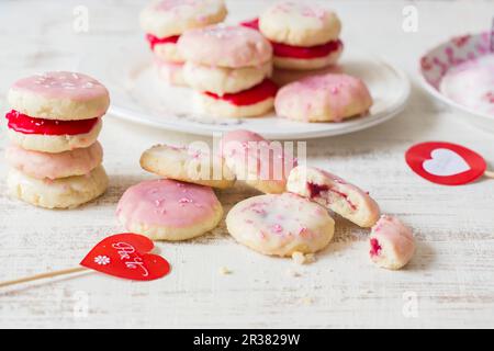 Mandelkekse mit rosa Vereisung zum Valentinstag Stockfoto