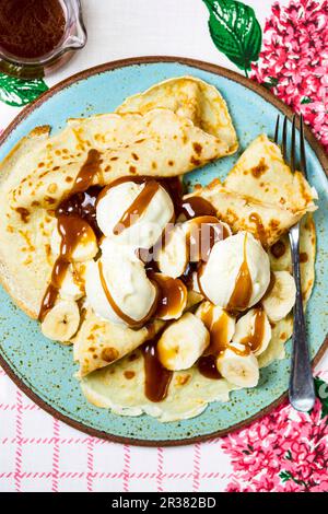Crepes mit Banoffee-Eis Stockfoto