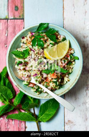 Tabouleh mit frischer Minze, Petersilie und Zitrone Stockfoto