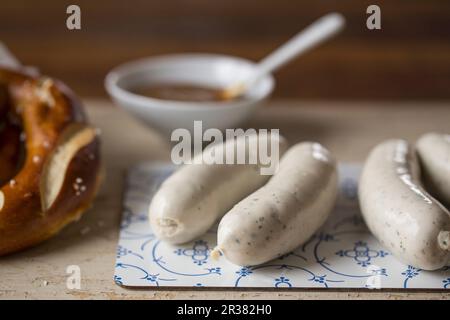 Weisswurst (weiße Wurst) mit Brezel und mildem Senf Stockfoto