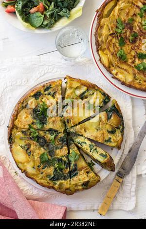 Kartoffeltartlet mit Spinat und Salat Stockfoto