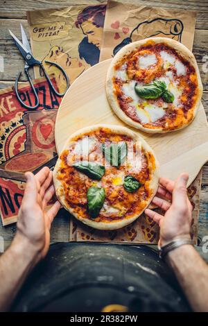 Pizza Margherita mit Basilikum Stockfoto