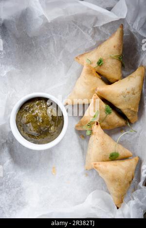 Samosas mit Mango und Minzchutney Stockfoto