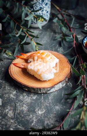 Nigiri Sushi mit Garnelen Stockfoto