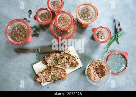 Kalbfleisch-Leberwurst zum Auftragen auf Brot Stockfoto