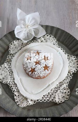 Hausgemachter Lebkuchen mit Puderzucker, gestäubt im Sternmuster, auf einer Spitzendoilie (glutenfrei) Stockfoto