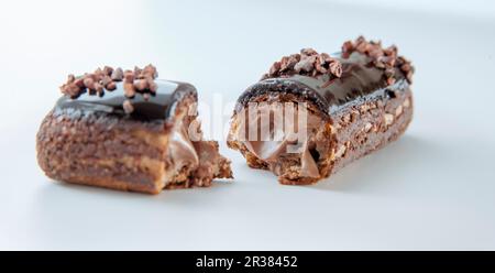 Ein dunkler Schokoladen-eclair Stockfoto