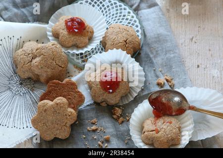 Glutenfreie Kekse mit einem Tupfer Himbeermarmelade Stockfoto