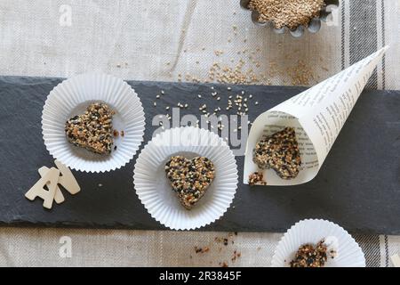 Glutenfreie, herzförmige Sesamkekse, gebacken mit Kokosnussfett und Honig Stockfoto