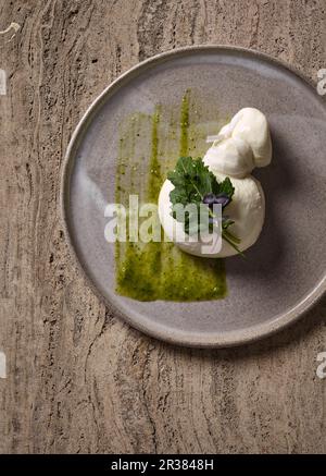 Burratakäse mit Kohlblättern Stockfoto