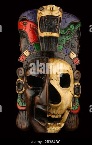 Mexikanische aztekische Maya-Keramik bemalt Maske mit Totenkopf isoliert auf schwarz Stockfoto