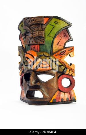 Indian Mayan Aztec Holzmaske mit Anaconda und Jaguar isoliert auf weißem Hintergrund Stockfoto