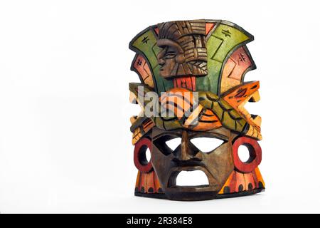 Indian Mayan Aztec Holzmaske mit Anaconda und Jaguar isoliert auf weißem Hintergrund Stockfoto