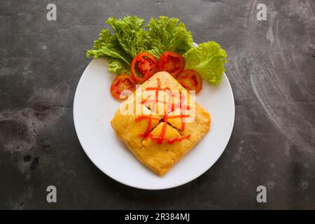 nasi goreng pattaya oder Pattaya Fried Rice (gefüllter Omelette Fried Rice). Südostasiatisches Gericht, das durch Abdecken oder Umhüllen von gebratenem Reis mit Hühnchen in dünner Form hergestellt wird Stockfoto